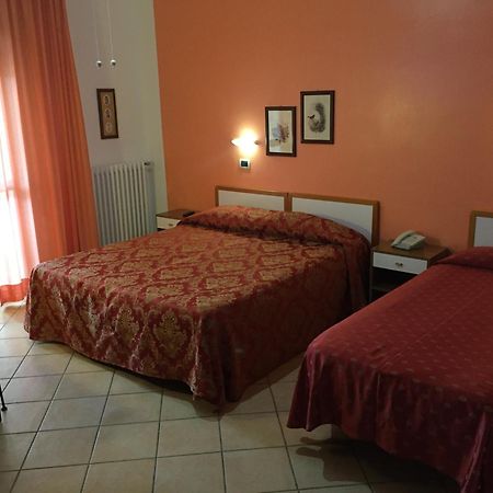 Hotel Magda Novafeltria Стая снимка