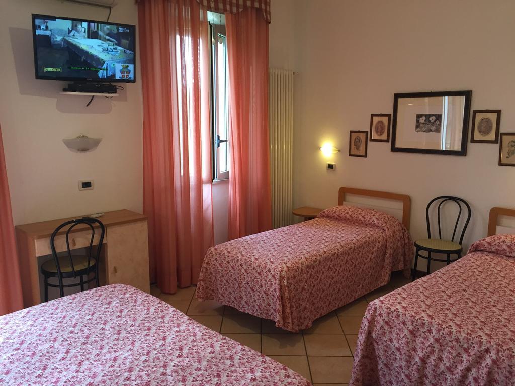 Hotel Magda Novafeltria Стая снимка